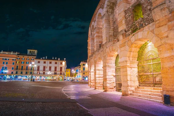 Verona, Italia. Antiguo anfiteatro Arena di Verona en Italia como el Coliseo de Roma — Foto de Stock