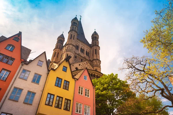 Edificios a lo largo de un terraplén y la Catedral de San Pedro en Colonia en Alemania — Foto de Stock