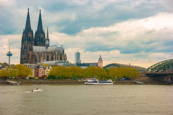 Lucht mening van de kathedraal in Keulen en de brug van Hohenzollern over Rhein, Duitsland — Stockfoto