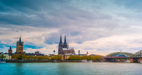 Lucht mening van de kathedraal in Keulen en de brug van Hohenzollern over Rhein, Duitsland — Stockfoto