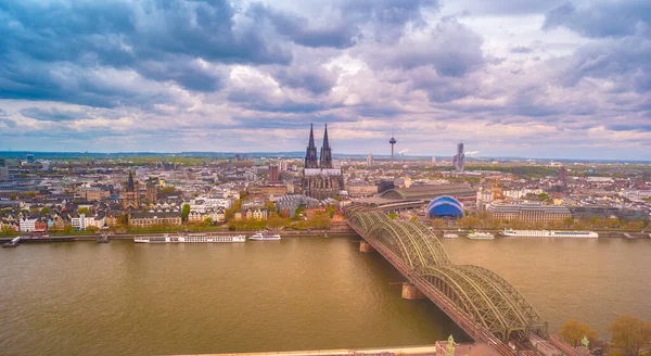 Lucht mening van de kathedraal in Keulen en de brug van Hohenzollern over Rhein, Duitsland — Stockfoto