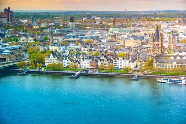 Pintoresca vista de Colonia parte central de la ciudad en Alemania a través del río Rin . — Foto de Stock