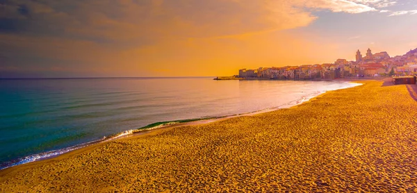 Het strand van Cefalu leidt naar de oude stad, Sicilië. Het is een zonnige lentedag — Stockfoto