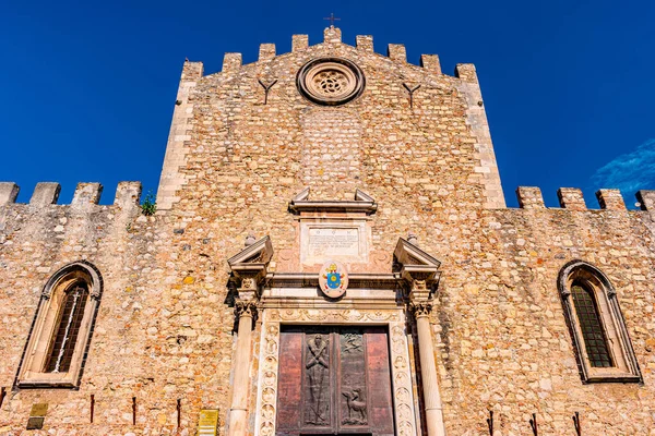 Detail der Kathedrale des heiligen Nikolaus in der taormina stadt, messina, sizilien insel, italien, europa — Stockfoto