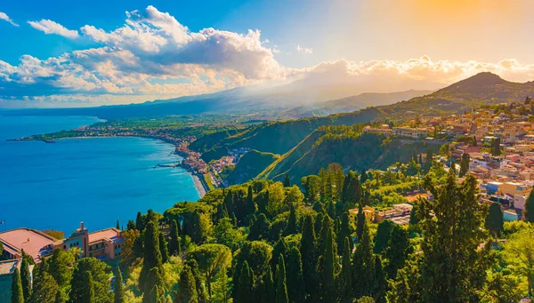 Una vista panorámica de Taormina, Giardini Naxos y el Monte Etna, en Sicilia, Italia . —  Fotos de Stock