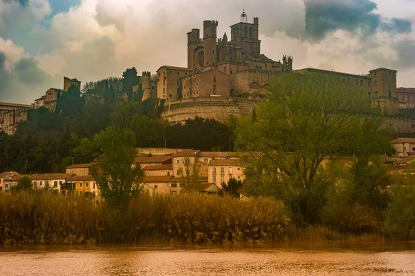 Vista panorámica en el Puente Viejo sobre el río Orbe con Catedral en Beziers — Foto de Stock