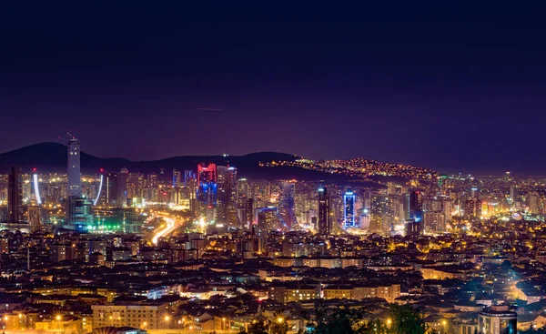 Şehir merkezini Istanbul gece manzara. Gökdelenler, oteller ve modern ofis binaları. Istanbul, Türkiye. — Stok fotoğraf