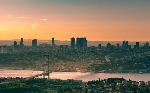 15 Temmuz şehit Köprüsü, Boğaziçi Köprüsü, gün batımı Istanbul, Türkiye'de Çamlıca Tepesi'nden — Stok fotoğraf