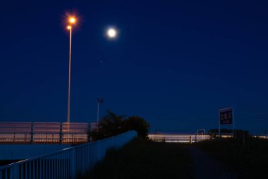 Bu yazılır: Tonegawa - Çeviri: Tonegawa River