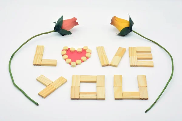 La palabra amor escrita con tablillas de madera, para el dia de san valentin