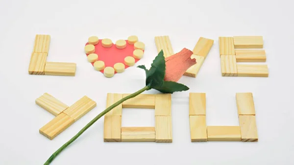 La palabra amor escrita con tablillas de madera, para el dia de san valentin