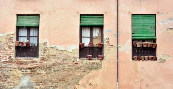 Ventanas Una Fachada Antiguo Edificio — Stockfoto