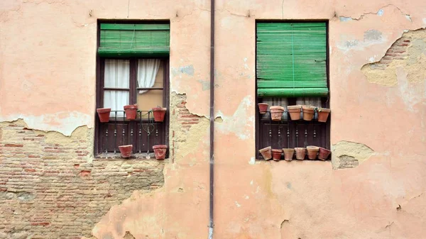 Ventanas Una Fachada Antiguo Edificio — Stockfoto