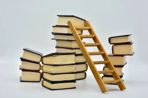 Escalera Entre Pilas Libros — Zdjęcie stockowe