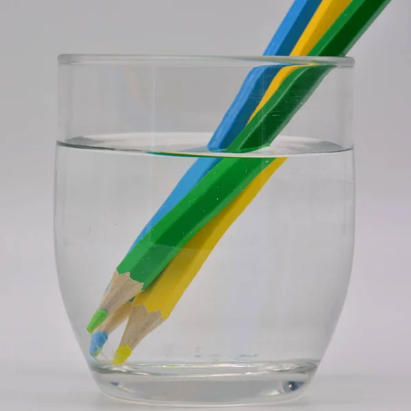 Refraccion Luz Demostrada Vaso Agua Con Lapices Colores — Stock Photo, Image