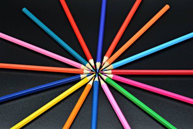 Lapices de colores dispuestos en rueda