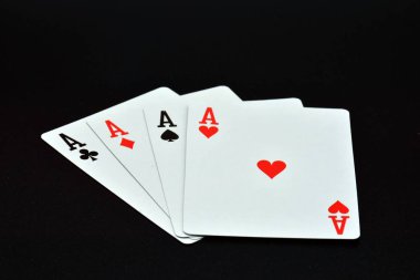 kazanan poker kartlarla oynuyor