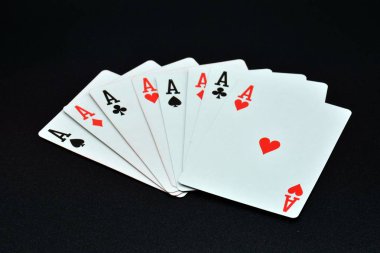 kazanan poker kartlarla oynuyor