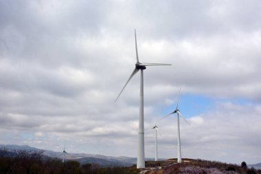 temiz enerji üreten rüzgar türbini