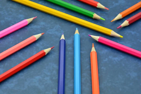 Színes Ceruzák Különböző Alakú Kék Háttérrel — Stock Fotó
