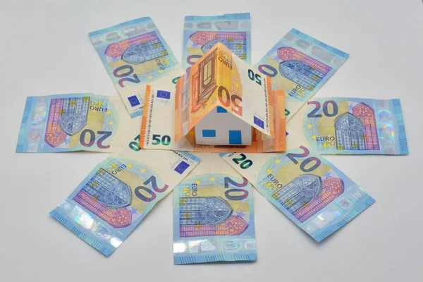 Huis Gemaakt Met Euro Rekeningen — Stockfoto