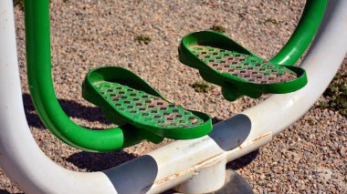 Cihaz bir parkta ayaklar için