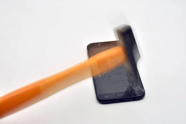 用锤子砸碎的手机屏幕 — 图库照片