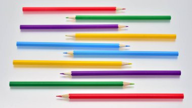 Beyaz arka planda iç içe renkli kalemler
