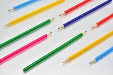 Renkli kalemler diyagonal olarak yerleştirilir