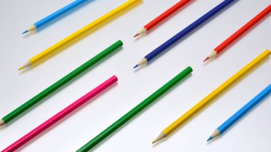 Renkli kalemler diyagonal olarak yerleştirilir