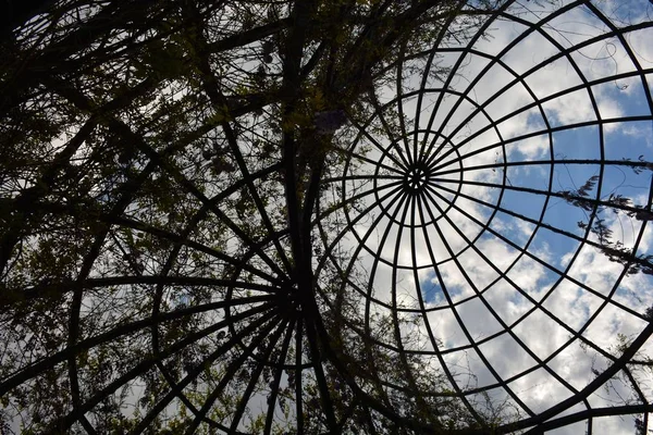 Céu Visto Através Uma Cúpula Aço — Fotografia de Stock