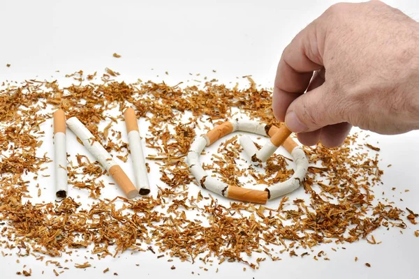 Ordet Nej Gjord Med Cigaretter Och Hand Som Lägger Cigarett — Stockfoto