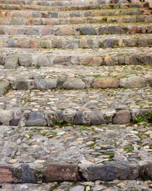Bir sokağın eğiminin taşlı basamakları