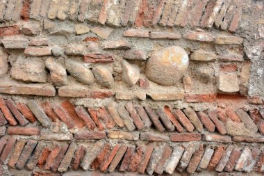 Tuğla ve taşlar ile yapılmış tarihi Duvar