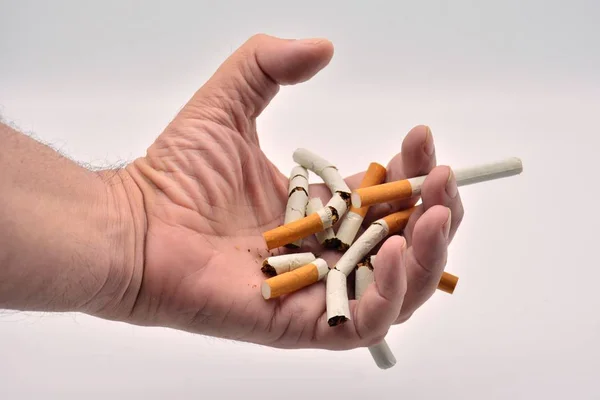 Hand Holding Verpletterende Een Handvol Tabak Gebroken Sigaretten — Stockfoto