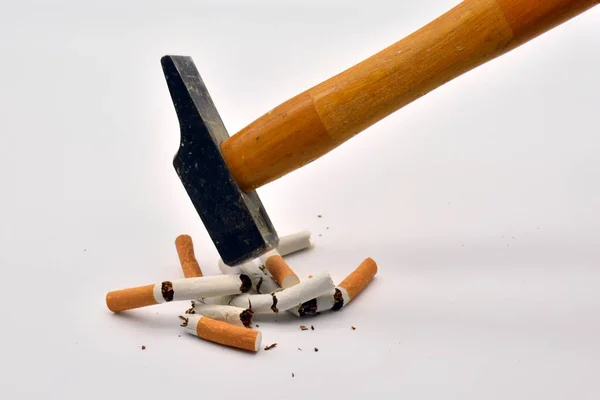 Martello Rompere Alcune Sigarette — Foto Stock