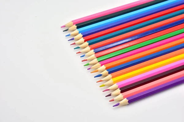 Beyaz Arkaplanda Farklı Renkte Kalemler — Stok fotoğraf