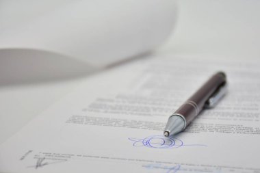 Tükenmez kalemle imzalanmış belge, sözleşme