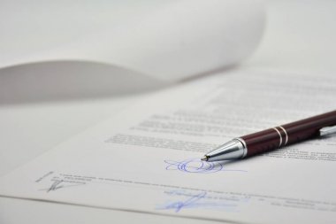 Tükenmez kalemle imzalanmış belge, sözleşme