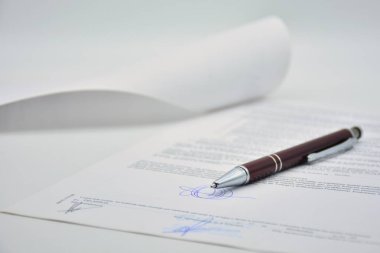 Tükenmez kalemle imzalanmış belge, sözleşme