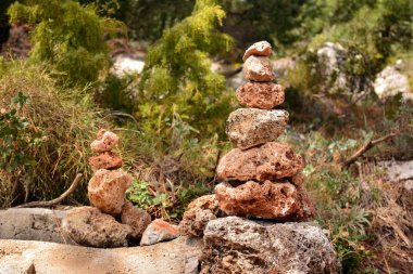 Tarladaki taş yığınları
