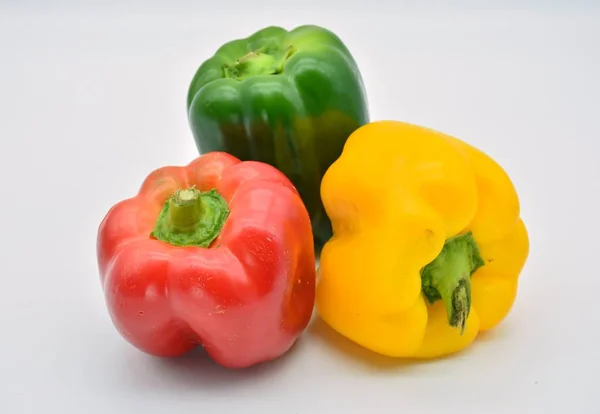 Πιπεριές Διαφορετικά Στάδια Ωρίμανσης Πράσινου Κίτρινου Και Κόκκινου — Φωτογραφία Αρχείου