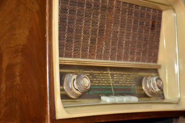 Eski bir antika radyo alıcısının detayı