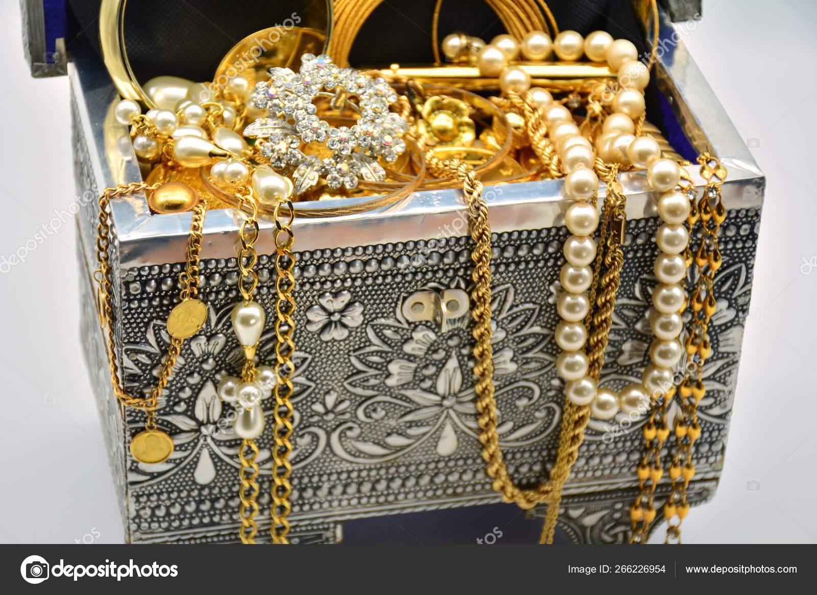 The cheap jewel chest
