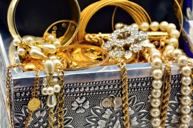 Mücevher, mücevher, inci ve altın dolu hazine sandığı