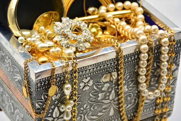 Mücevher, mücevher, inci ve altın dolu hazine sandığı