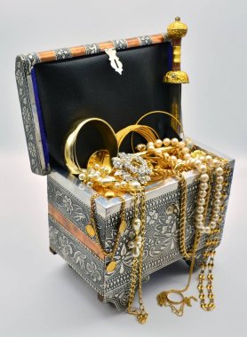 Hazine, mücevher, inci, altın ve kılıç dolu göğüs