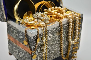 Hazine, mücevher, inci, elmas, mücevher ve altın dolu göğüs