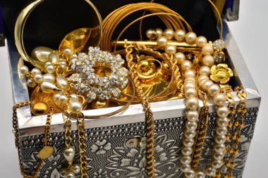 Hazine, mücevher, inci, elmas, mücevher ve altın dolu göğüs