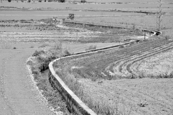 Enrolamento Canal Irrigação Planície Fértil Granada Preto Branco — Fotografia de Stock